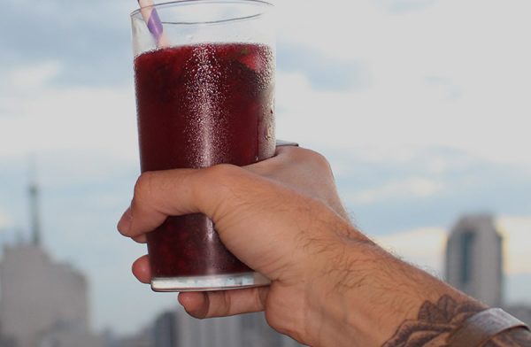 03-06-Drinque-da-Semana-amora-e-manjericao-Fizz