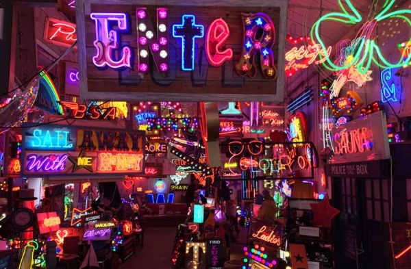 Arte neon em Londres - Gods Own Junkyard