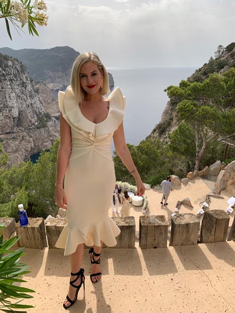 Eliza Rinaldi em vestido de festa, na falésia do Hacienda Na Xamena﻿, em Ibiza