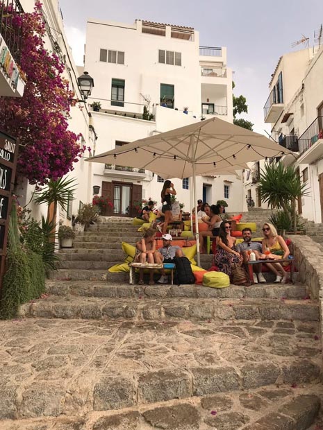 Eliza Rinaldi, Lisandro e uma amiga na escaderia bar la escalinata em Ibiza antiga