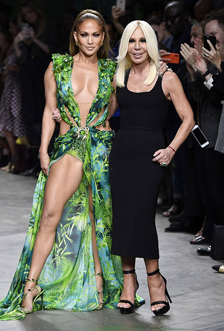 No desfile da Versace da MFW Primavera / Verão 20, Jennifer Lopez e Donatela Versace posam juntas.