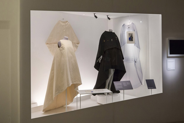 Exposição Balenciaga: Shaping Fashion no museu Victoria & Albert em Londres | EAMR