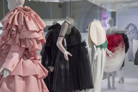 Exposição Balenciaga: Shaping Fashion no museu Victoria & Albert em Londres | EAMR