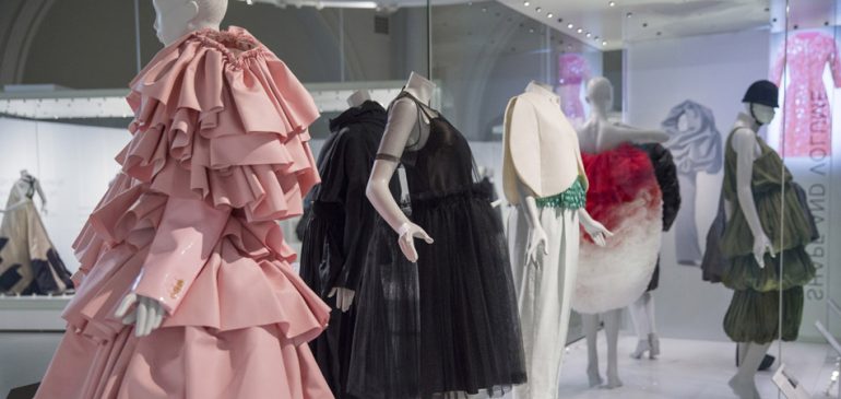 Exposição Balenciaga: Shaping Fashion no museu Victoria & Albert em Londres | EAMR