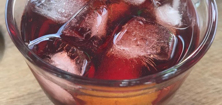 Aprenda a receita de Negroni, drink clássico com gin e vermute | EAMR