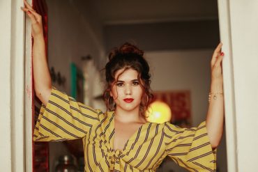 Entrevista: Cantora Iasmin lança seu primeiro single autoral: "Fazer o Quê?" - Estilo ao Meu Redor