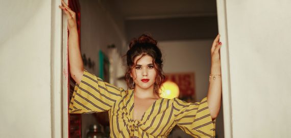 Entrevista: Cantora Iasmin lança seu primeiro single autoral: "Fazer o Quê?" - Estilo ao Meu Redor