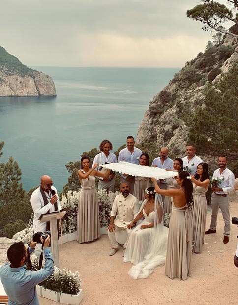 Os noivos posando na falésia do Hacienda Na Xamena﻿, em Ibiza