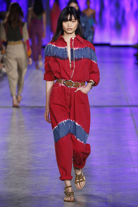 No desfile da Alberta Ferreti da MFW Primavera / Verão 20, modelo veste macacão vermelho com manchas azul tie-dye.