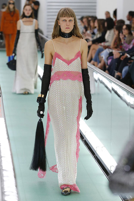 No desfile da Gucci da MFW Primavera / Verão 20, modelo veste vestido longo de alças branco e rosa e luvas compridas pretas.