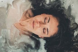 Aplicativos para cuidar da saúde mental: imagem de mulher deitada em banheira com água, vista de cima
