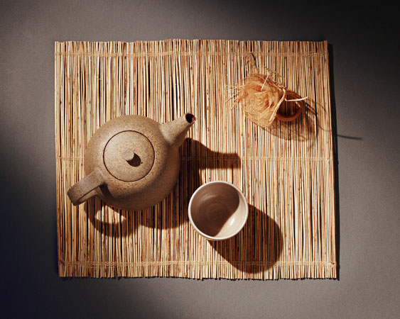 Conjunto de chá de cerâmica (chaleira e tigela) e esteira da marca Fellicia