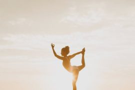 Mulher fazendo a postura de ioga: ballerina real