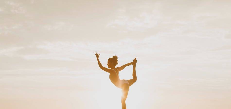 Mulher fazendo a postura de ioga: ballerina real